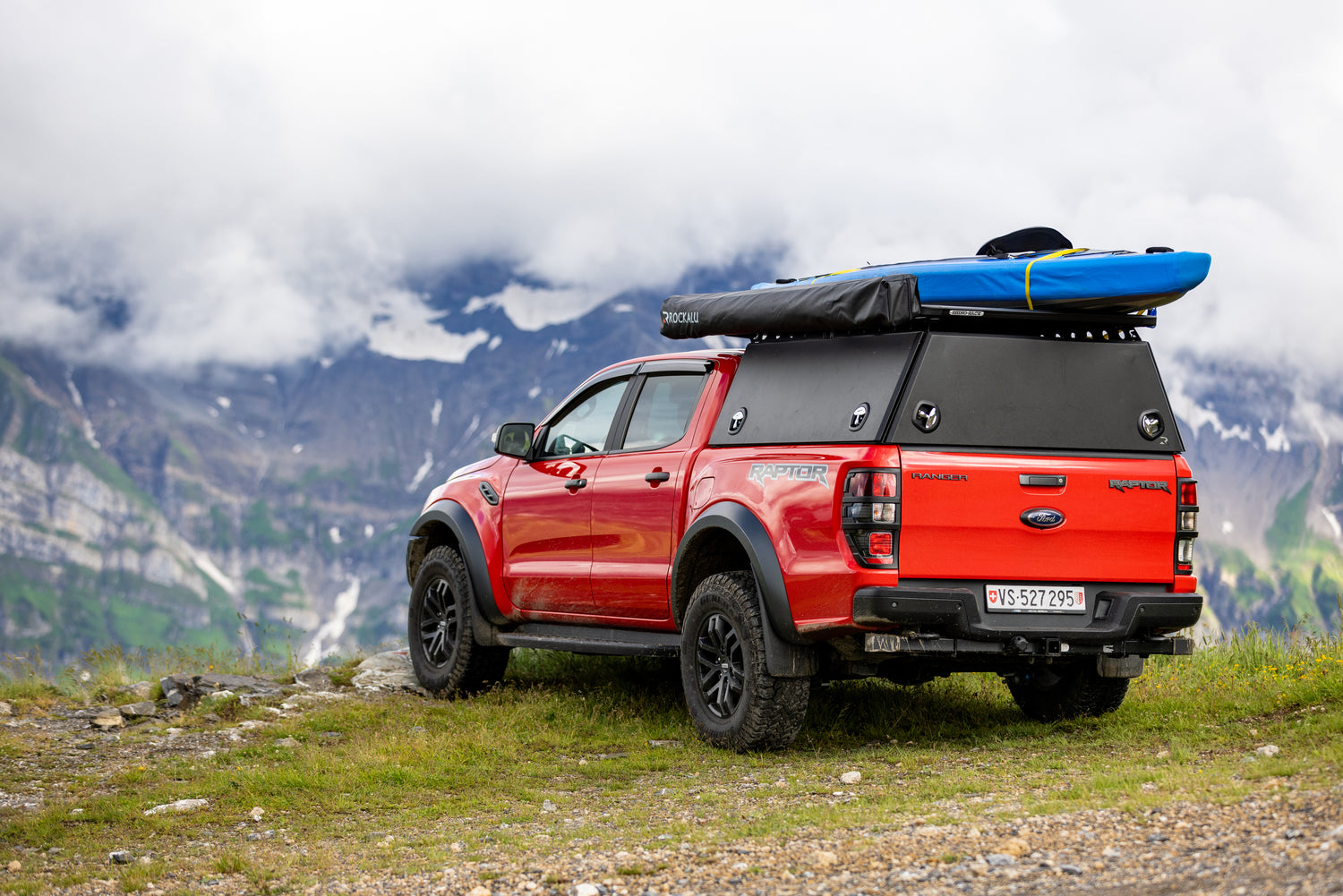 pickup avec tente et accessoires